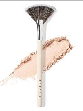 HALEYS Beauty Cream Fan Brush with Black-Tipped Bristles